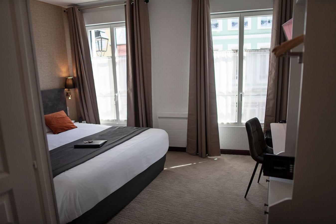Logis Hotel & Restaurant - Les Hauts De Montreuil Montreuil  Eksteriør billede