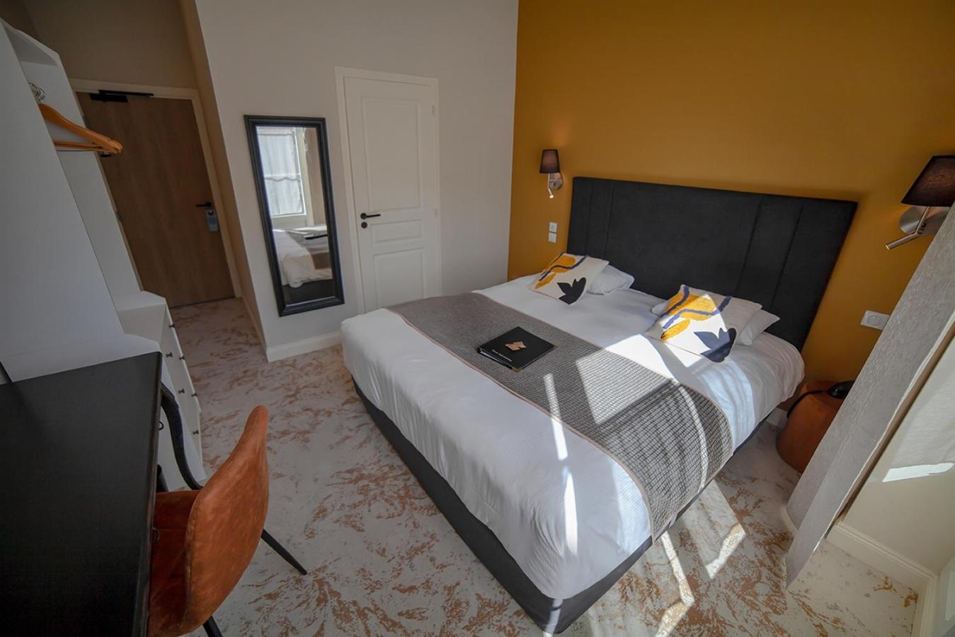 Logis Hotel & Restaurant - Les Hauts De Montreuil Montreuil  Eksteriør billede