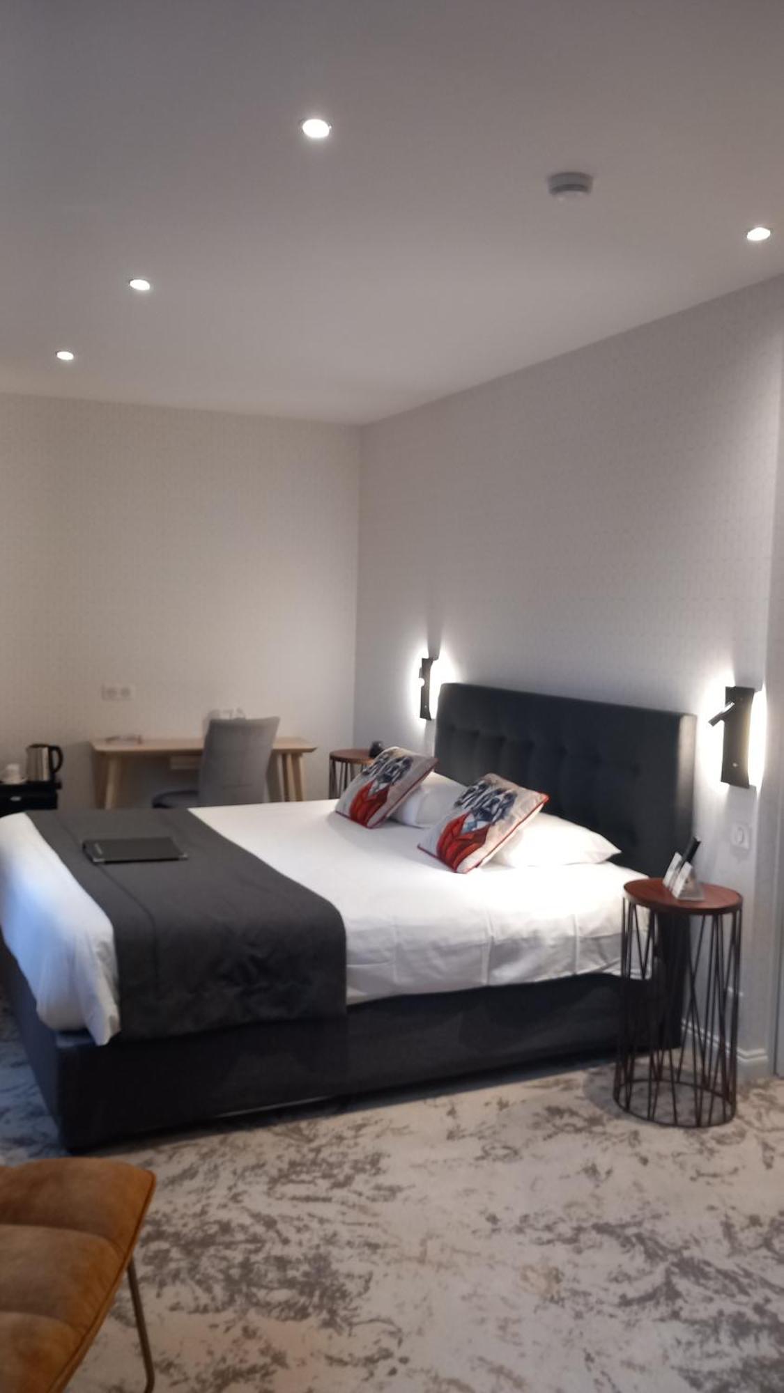 Logis Hotel & Restaurant - Les Hauts De Montreuil Montreuil  Eksteriør billede