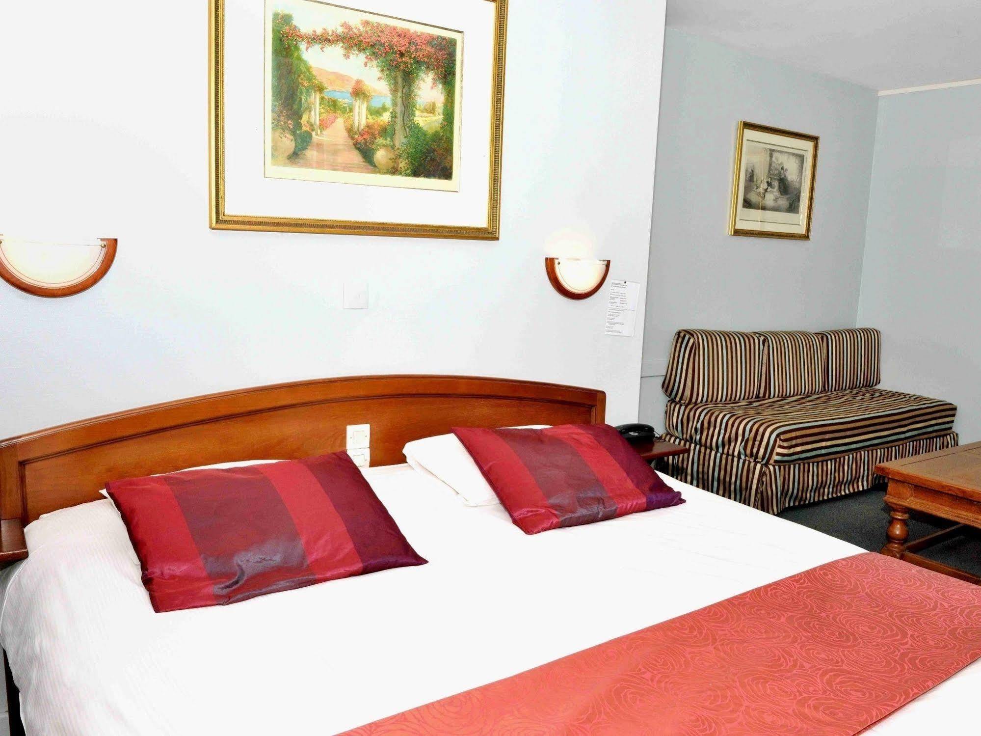 Logis Hotel & Restaurant - Les Hauts De Montreuil Montreuil  Eksteriør billede